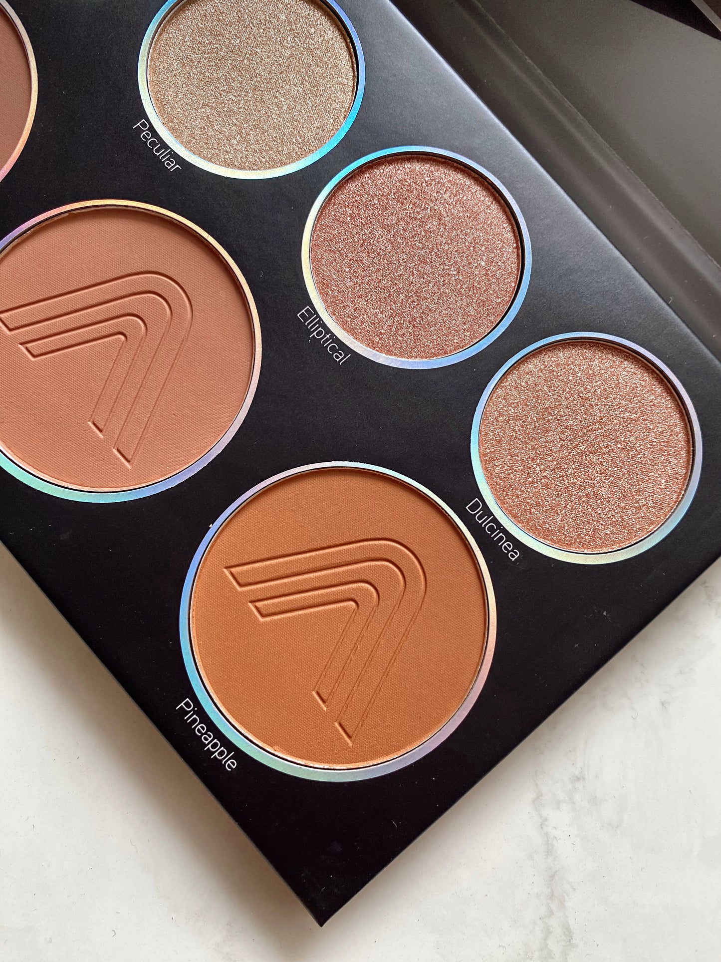 Paleta glam black contornos e iluminadores atenea