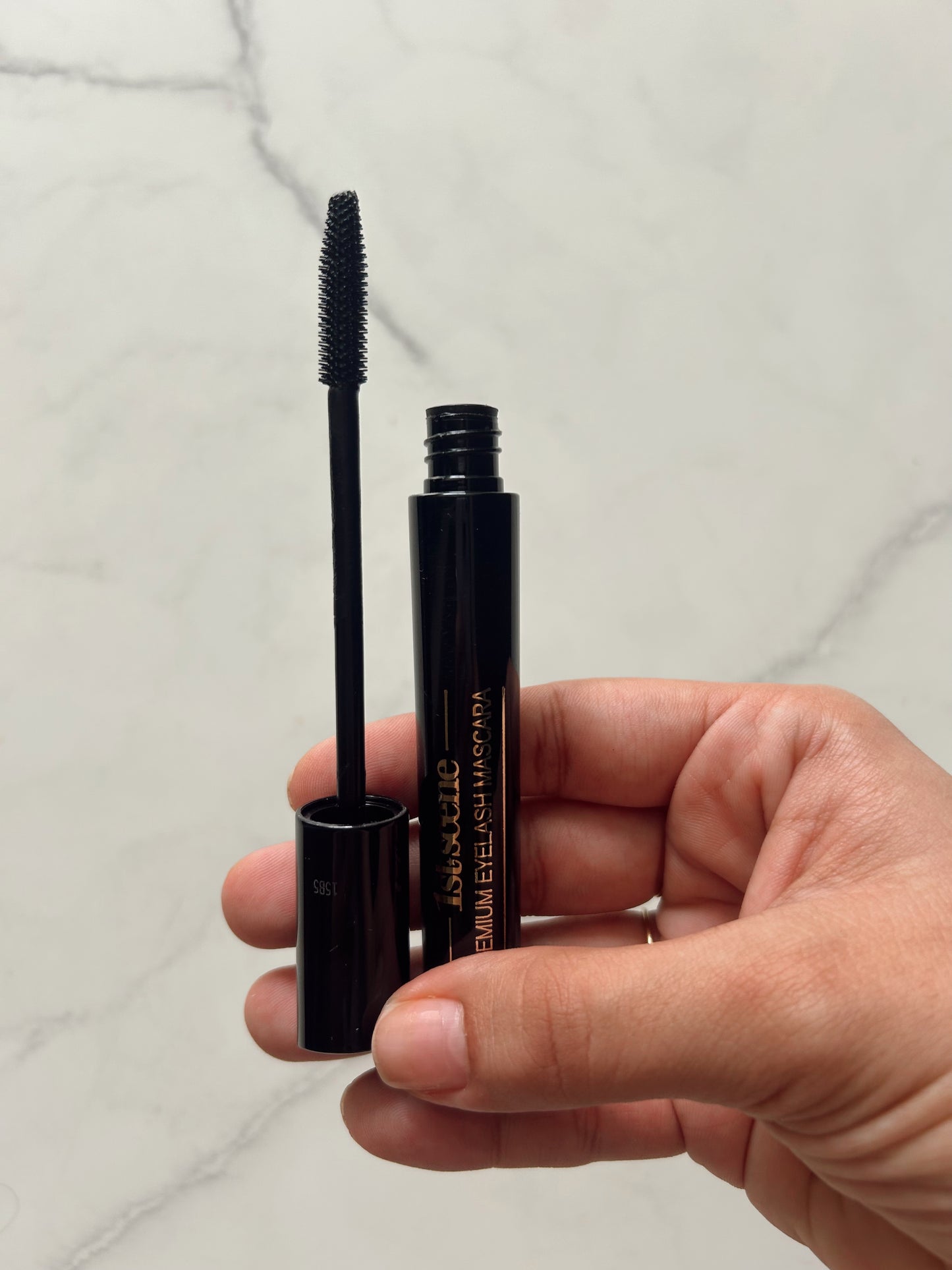 Pestañina negra atenea